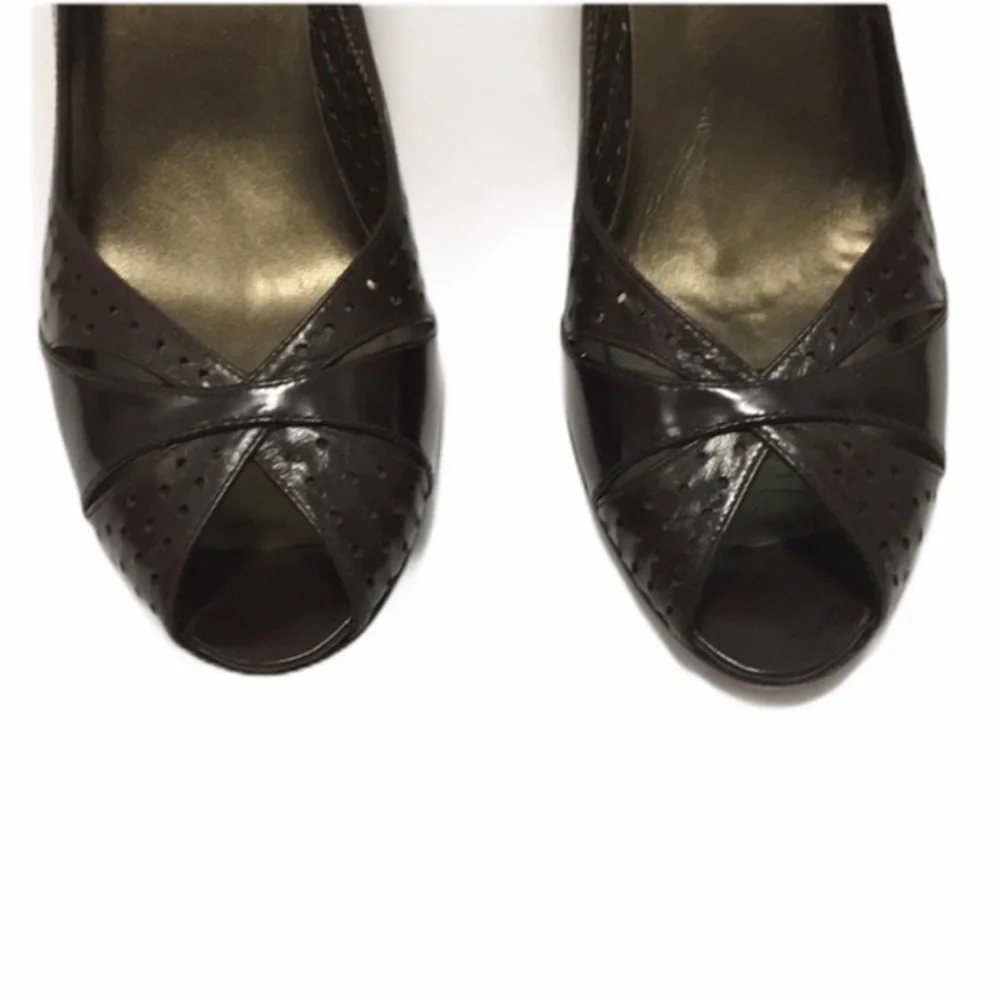 STUART WEITZMAN brown perforated peep toe pumps